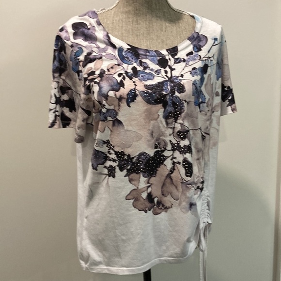 Floral Short Sleeve Top - Black and Gray - Picture 5 of 11